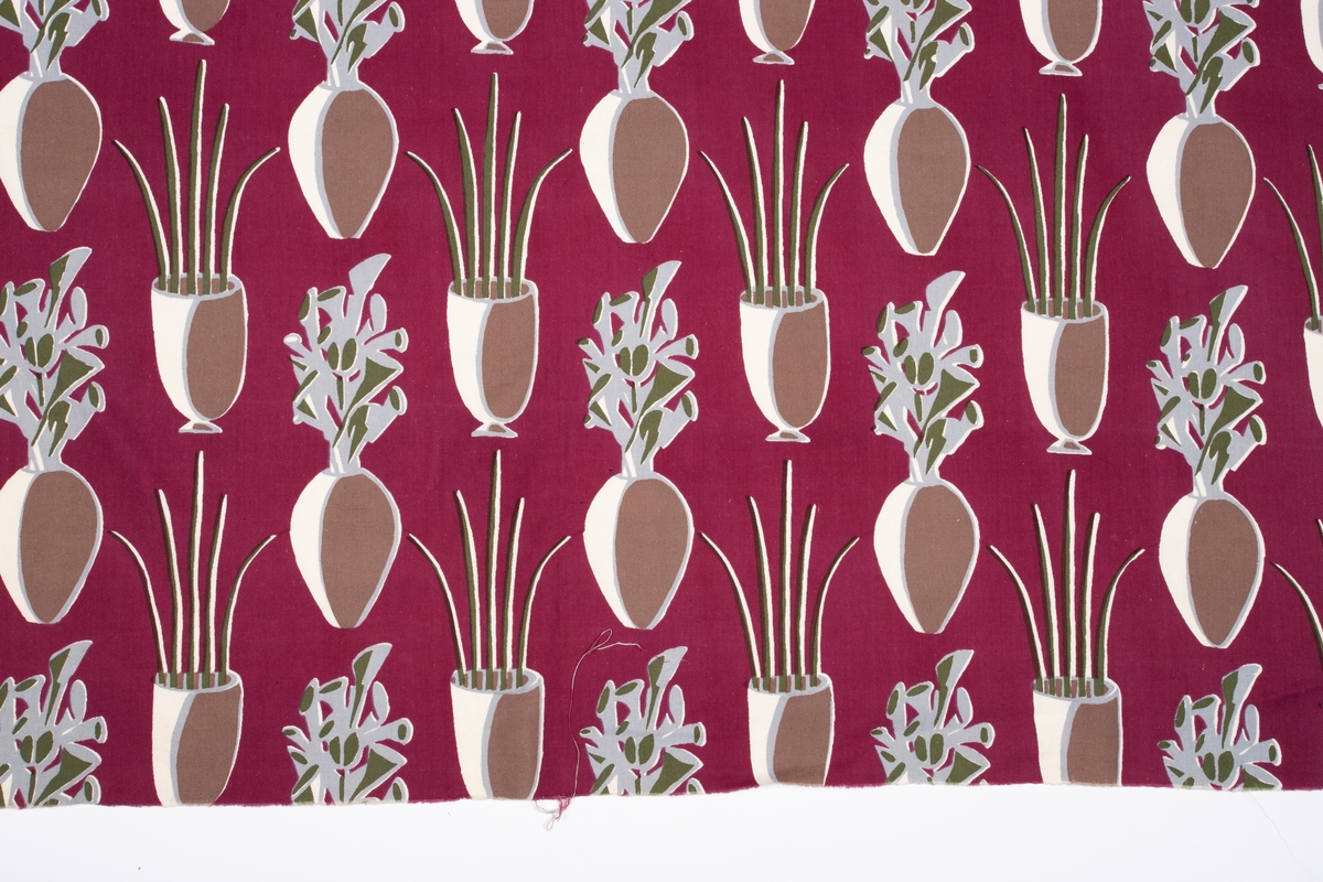 Håndtrykket mønstermotiv på vevd bomull. Rapporten består av to ulike vaser med planter i grått, brunt, grønt og hvitt mot burgunderrød bunnfarge.

Designet har nummer 7383 hos produsenten.