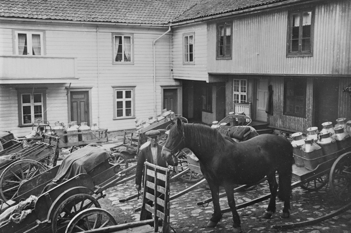 Lillehammer, bakgården til Thorstad gården i Storgata med hest, kjerre med melkespann og kjørekaren Mathias Iversen