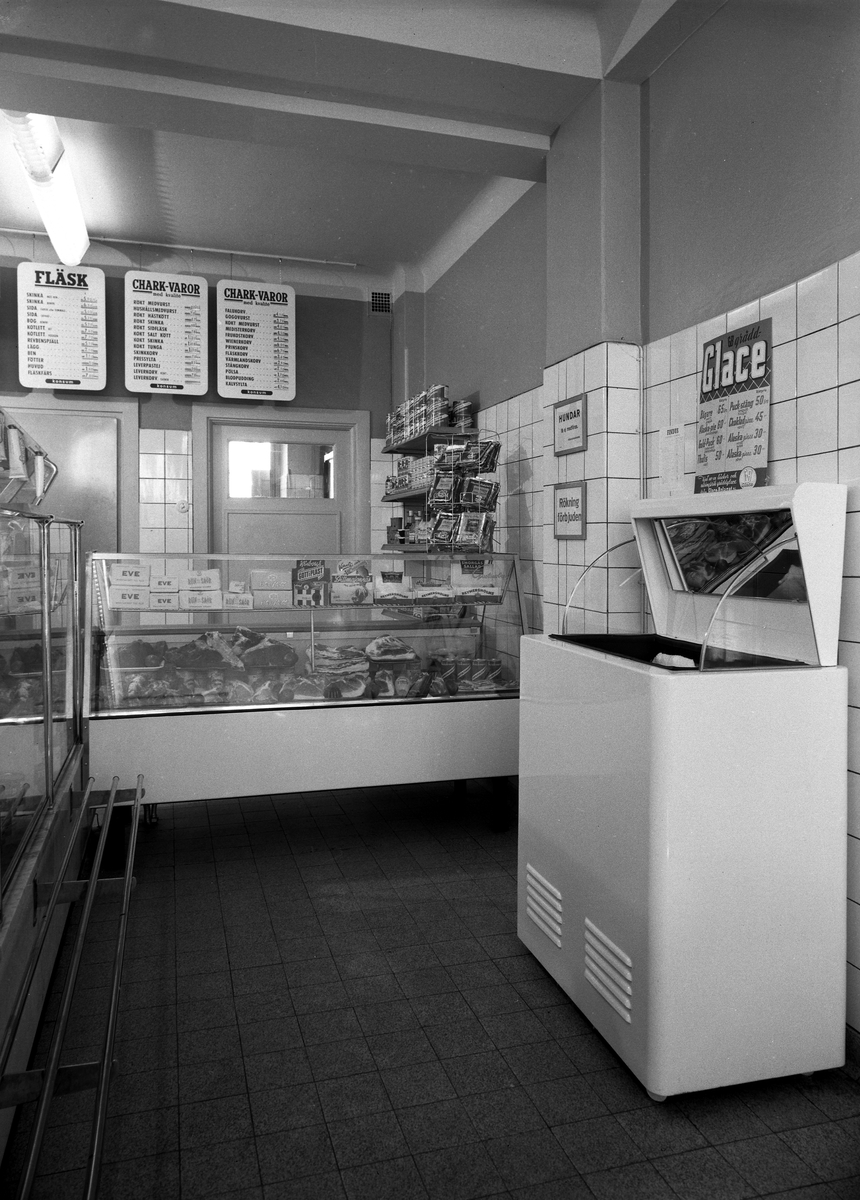 Serie bilder från konsumbutiken i hörnet av Storgatan-Snickaregatan i Linköping. Fotografen var där i augusti månad 1954, rimligtvis i samband med öppnandet eller när ny butiksinnehavare tillträdde. Handlarens identitet har i klargjorts.