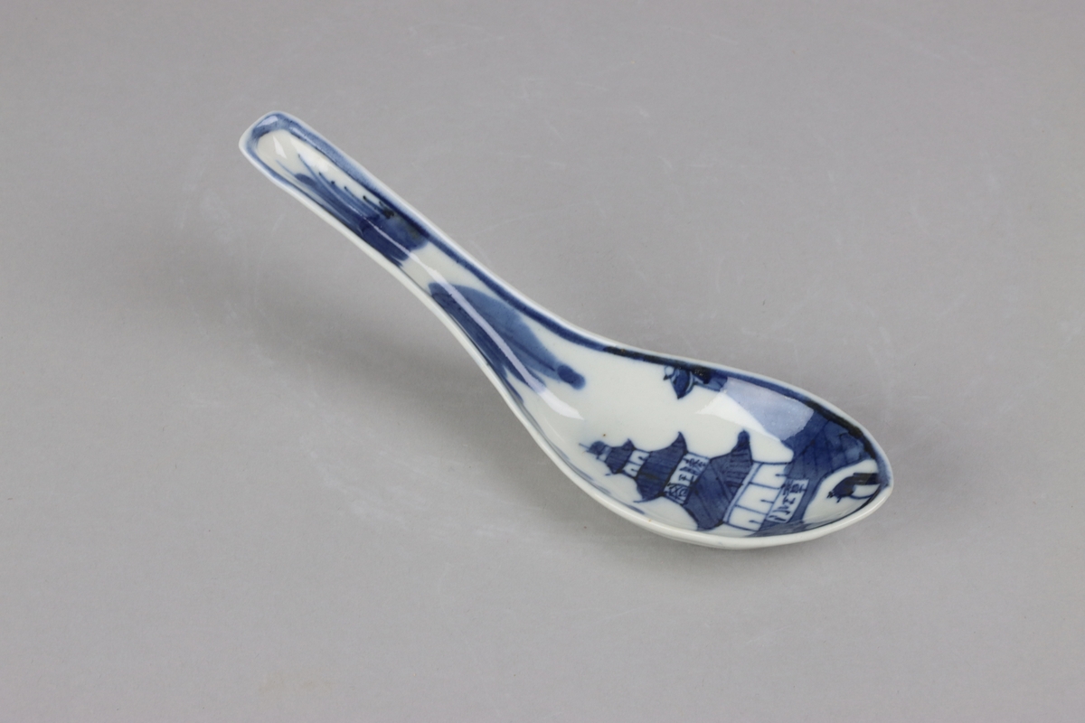 Modelled as a leaf. Bowl and handle decorated  with Pagoda. All decor in blue underglaze. Backside with no decoration.