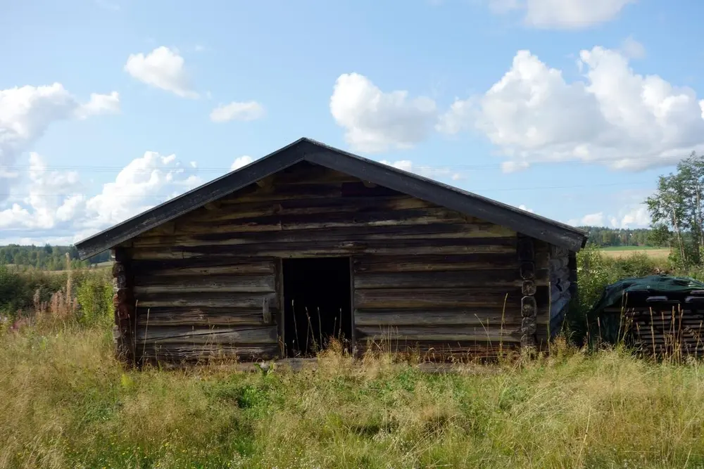 Bildet viser et laftet hus