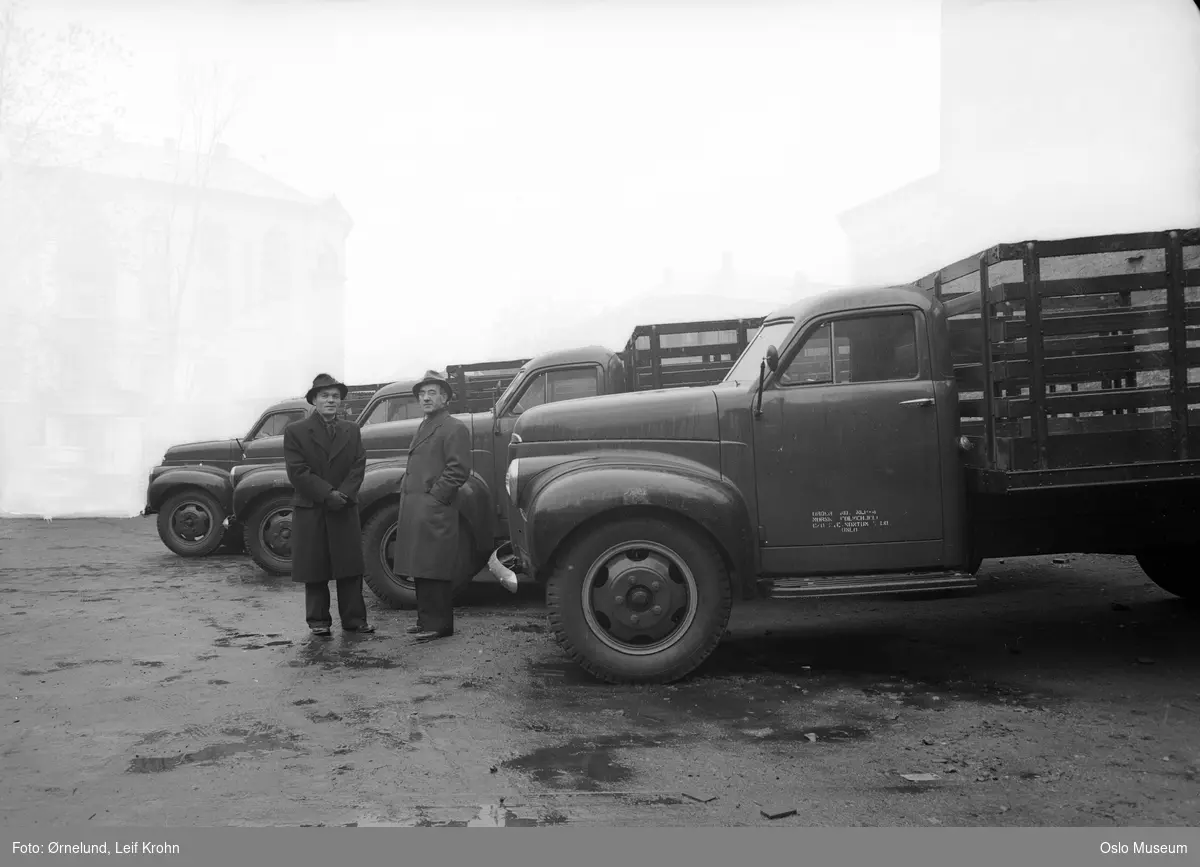 Norsk folkehjelp, lastebiler, Studebaker M-serie, menn