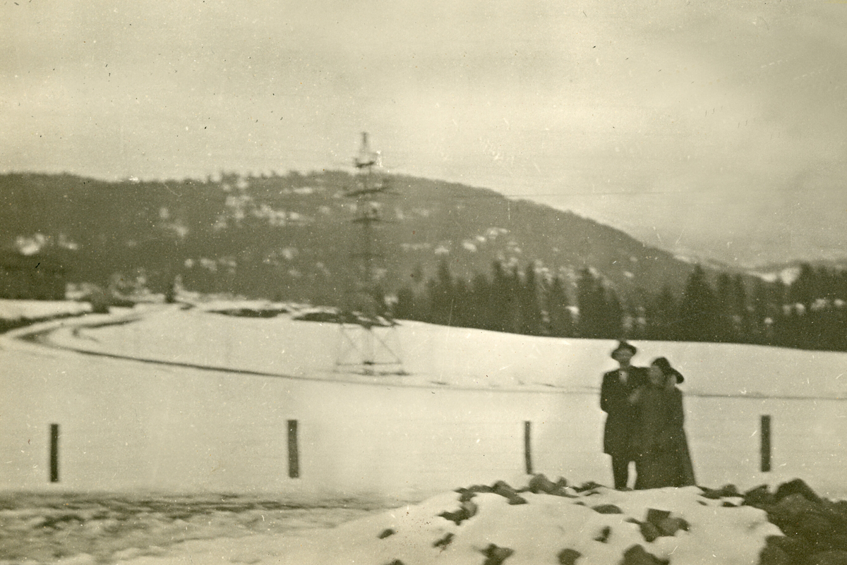 To bilde som viser ei kvinne og en mann ute i vinterkandskap