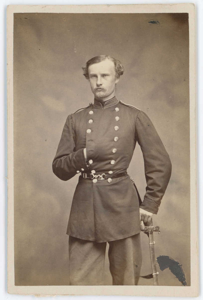 Porträtt på Major Gerhard Vilhelm Grönhagen född 1841 död 1918. Ägde Månseryd i Bankeryd socken.