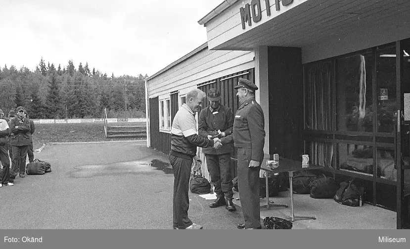 Prisutdelare överste 1 Sven-Erik Nilsson, chef I 12 och hans medhjälpare chefen idrottsavdelning vid I 12/Fo 7 Göran Thörnert. Pristagare okänd.