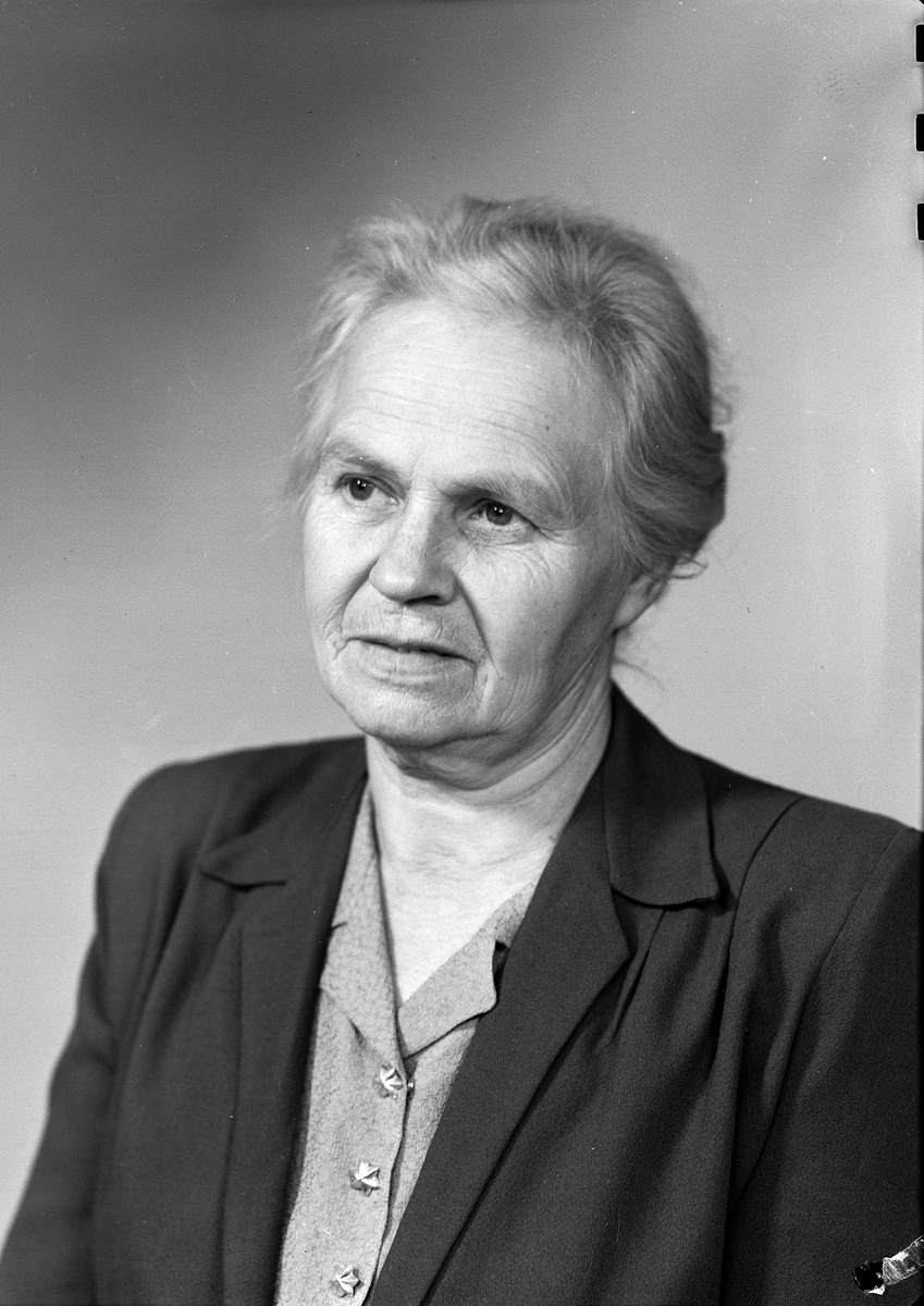Ateljéporträtt - äldre kvinna, Uppsala 1949