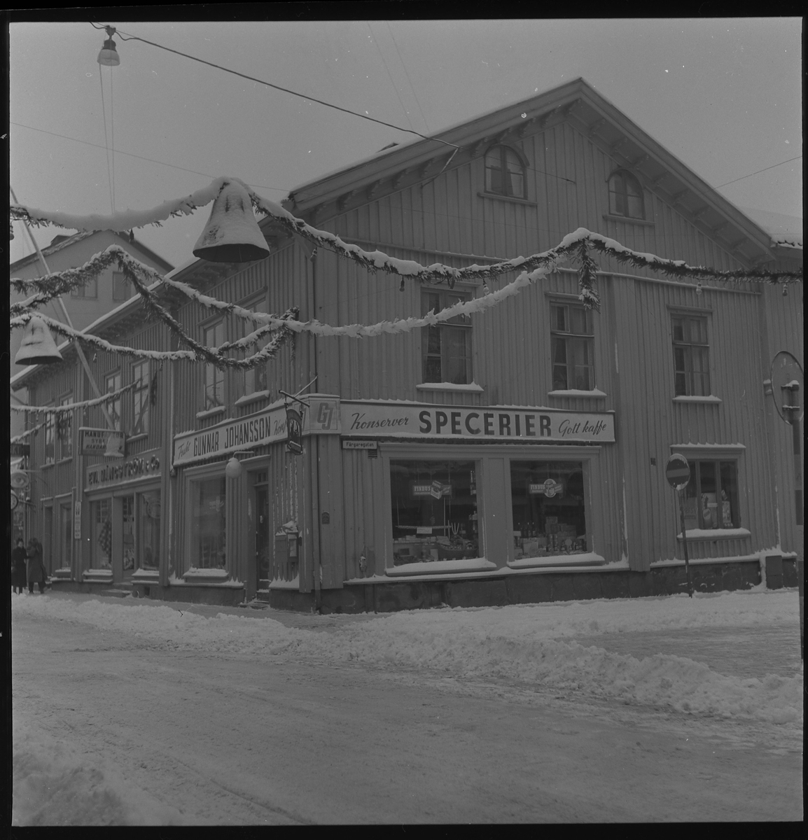 Gunnar Johanssons speceriaffär i hörnet Färgaregatan-Kungsgatan, kv Storken. Dec 1950