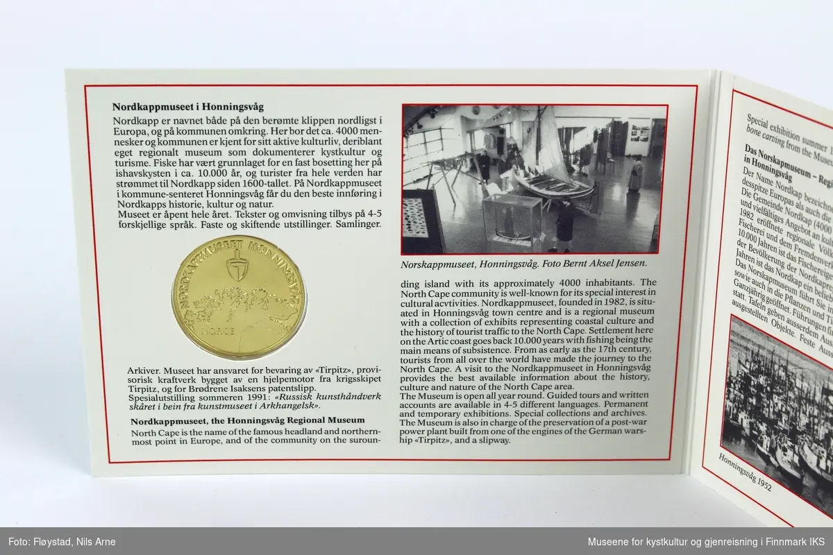 En jubileumsmedalje i sølv med gravert dekor. Medaljen er plassert i etui utformet som et suvenirsett fra Nordkappmuseet.

Medaljen består av sterlingsølv (925 S). Den har en diameter på 31 millimeter, med en tykkelse på 1,5 millimeter og en vekt på 6,4 gram. Medaljen er produsert i et begrenset opplag av Den Kongelige Mynt, i forbindelse med Nordkappmuseets 10-års jubileum 1982–1992.  

Medaljens advers (framside) er gravert med motiv av Nordkapplatået og havet i forgrunnen, med "NORDKAPP 1992" gravert ved siden av. Medaljens revers (bakside) er gravert med en kartskisse over Finnmark og "NORGE" på den nedre halvdelen. På den øvre halvdelen er det gravert "NORDKAPPMUSEET HONNINGSVÅG", i tillegg til museets logo som er et øsekar. Medaljen er designet av Danuta Haremska.     

Medaljen ligger i et rektangulært etui utformet som en liten turistbrosjyre, med trykt foto- og postkortmotiv av Nordkapplatået, Honningsvåg og Nordkappmuseet, i tillegg til informasjon om Nordkappmuseet og Nordkapps historie. Informasjonen er skrevet på norsk, engelsk, tysk, fransk og italiensk.