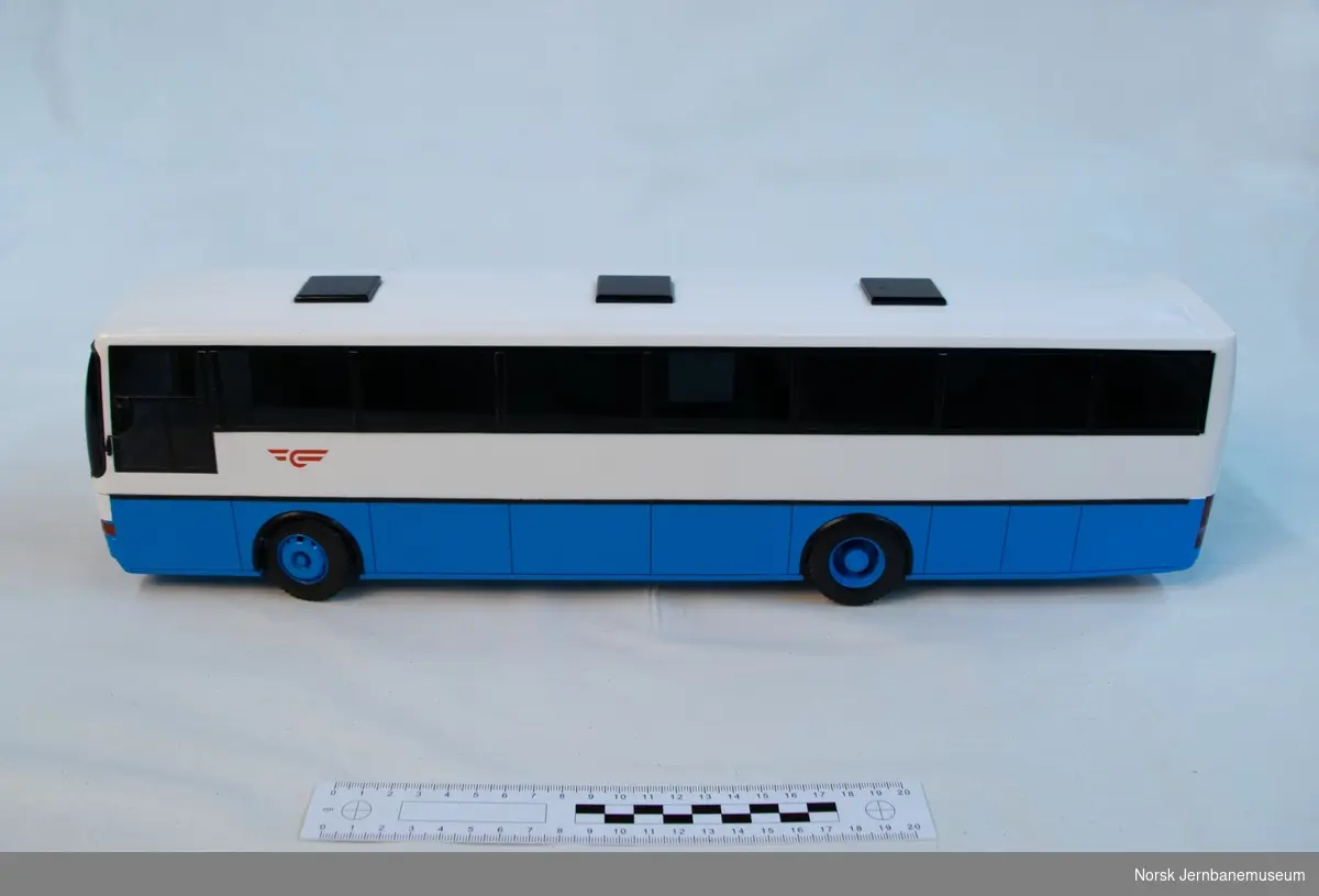 Modell av buss i fargene til NSB Bilruter med VEST Ambassadør-karosseri