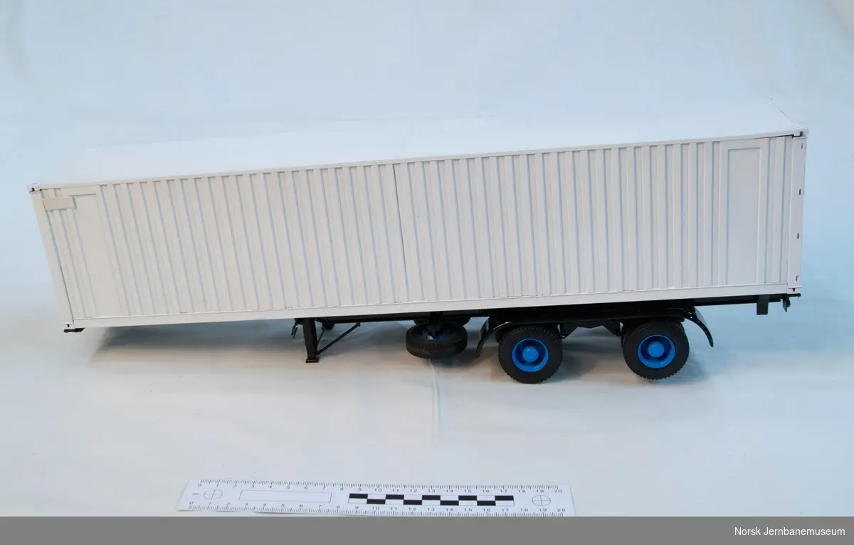 Model of a Volvo F16 semi-trailer in the colours of the National state railways (NSB) road transport division (NSB Biltrafikk). It was produced sometime in the time period 1980-1990. 