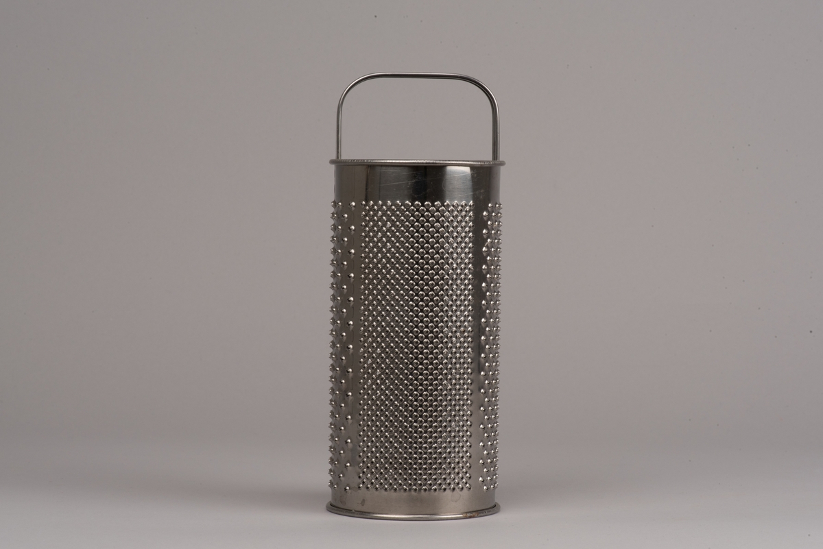 Cylinderformat rivjärn av rostfritt stål.
Rivjärnet har tre olika grovlekar på rivhålen och är öppet åt båda håll. Handtaget är fästat på insidan av cylindern. På handtaget är det präglat "ROSTFRI".