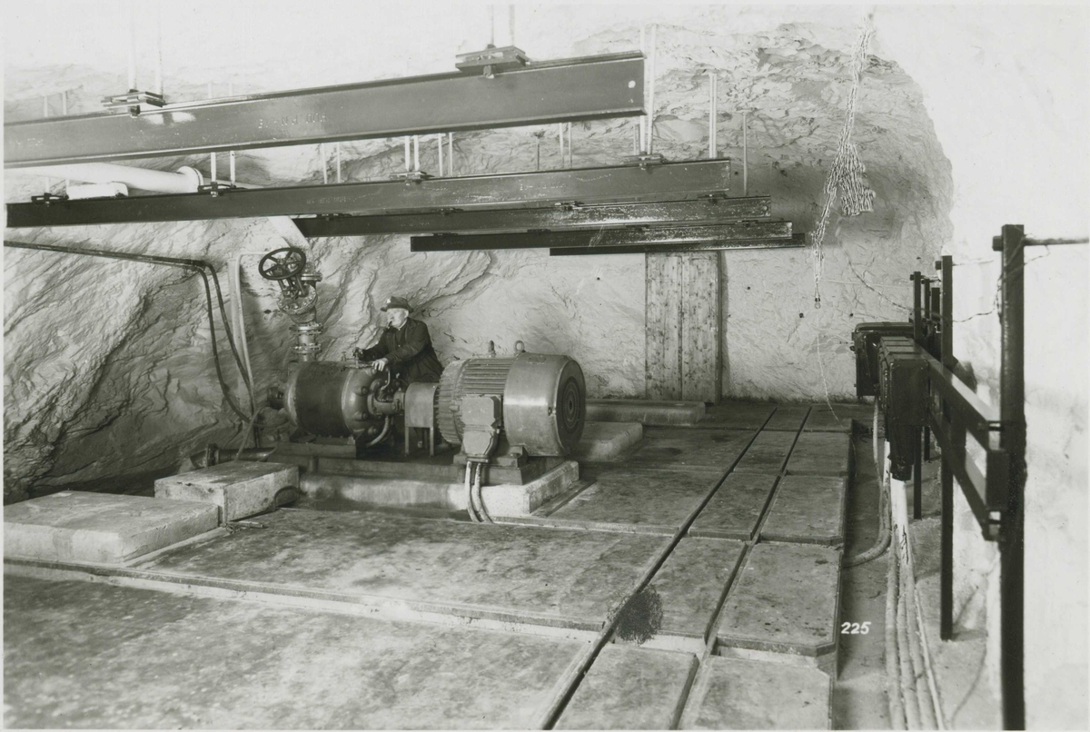 Pumpepasser ved pumpestasjon i gammelsjakta.