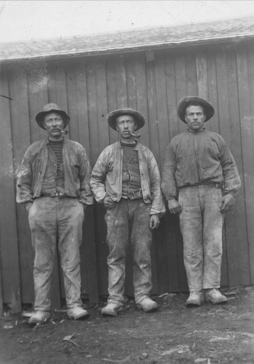 Tre arbeidere ved Høydal gruve.