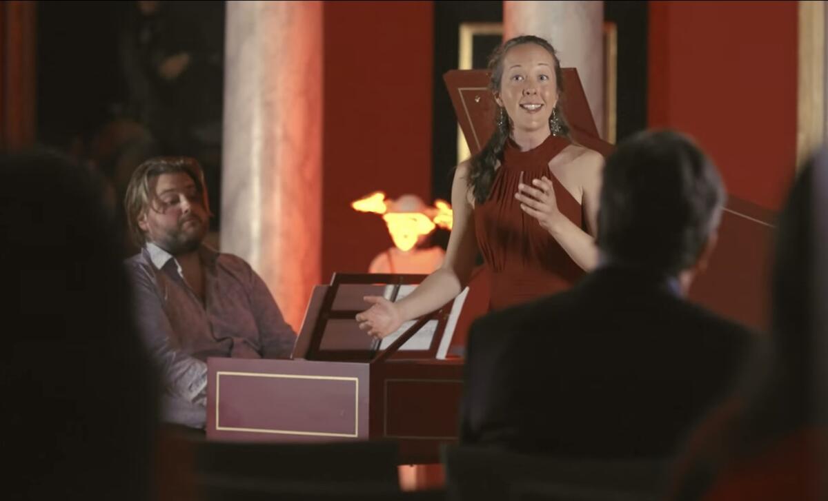 En kvinnelig sanger og en mannlig pianist opptrer foran publikum.
