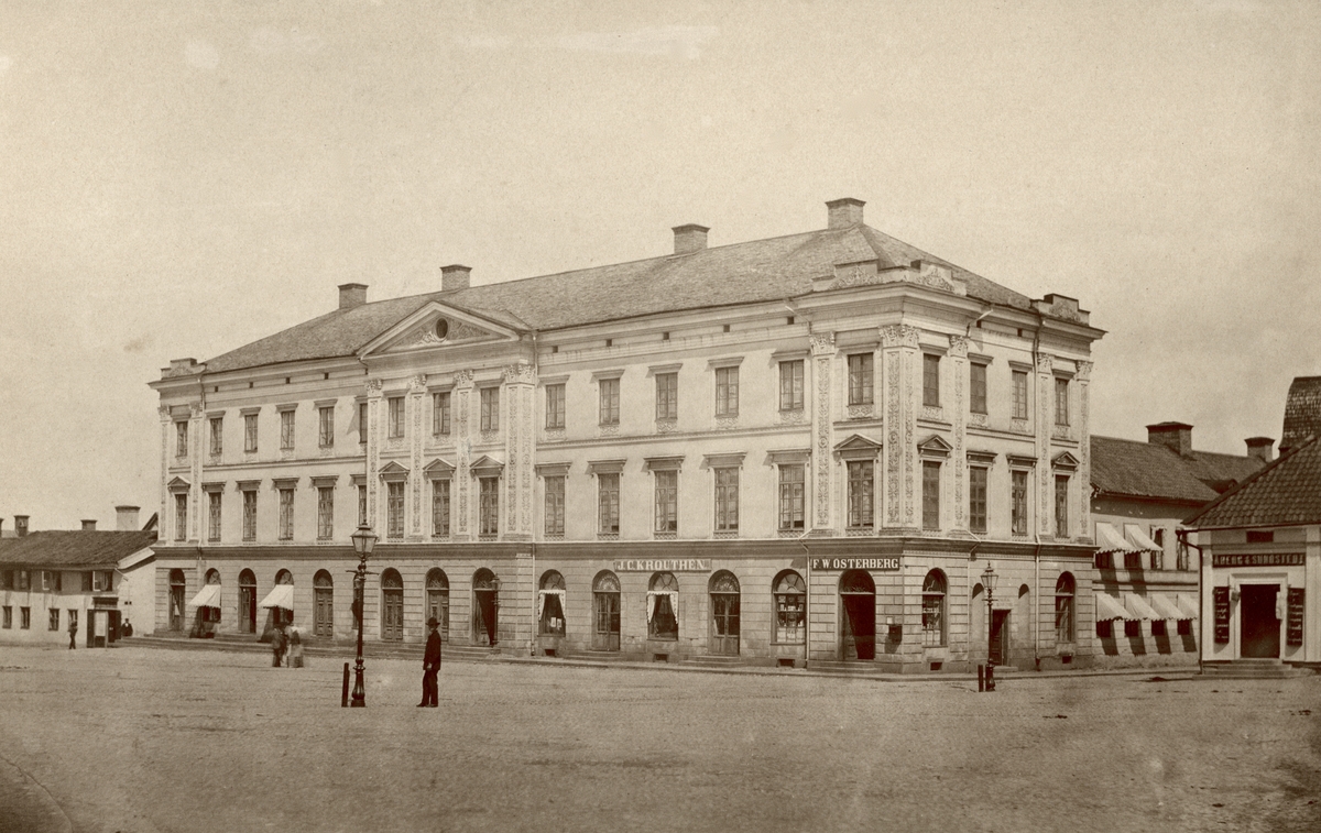 Stora hotellet i Linköping från en tid före hotellet påbyggdes med en våning. I byggnadens markplan drevs butiker, närmast Frans Wilhelm Österbergs klädesbutik följt av Johan Conrad Krouthéns manufakturaffär. Byggnaden uppfördes 1852 efter ritningar av Jonas Jonsson.