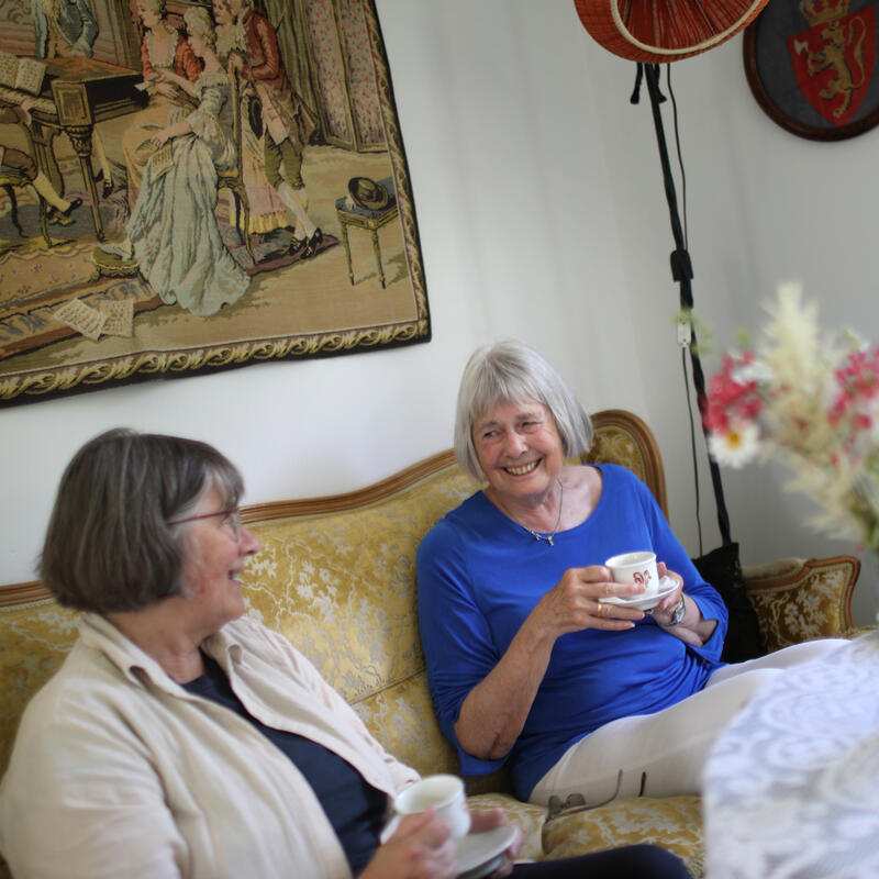 Bilde av to eldre damer på kaffebesøk på Norsk Utvandrermuseum