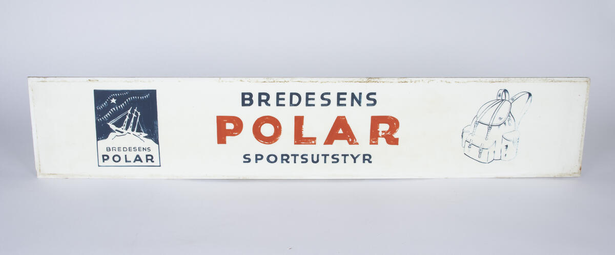 Reklameskilt for Bredesens polar sportsutstyr. På skiltet kan man se en klassisk tursekk til høyre og til venstre er selskapets logo som viser et skip under en stjernehimmel. 
