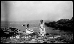 To kvinner på en strand