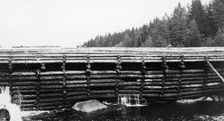 Syversætredammen (Sjusætredammen), en tømmerkistedam i elva 