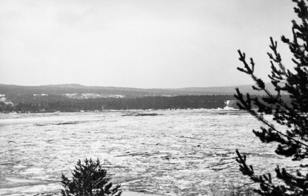 Isgang og flom i Glomma ved Rena i Åmot i Østerdalen våren 1934.