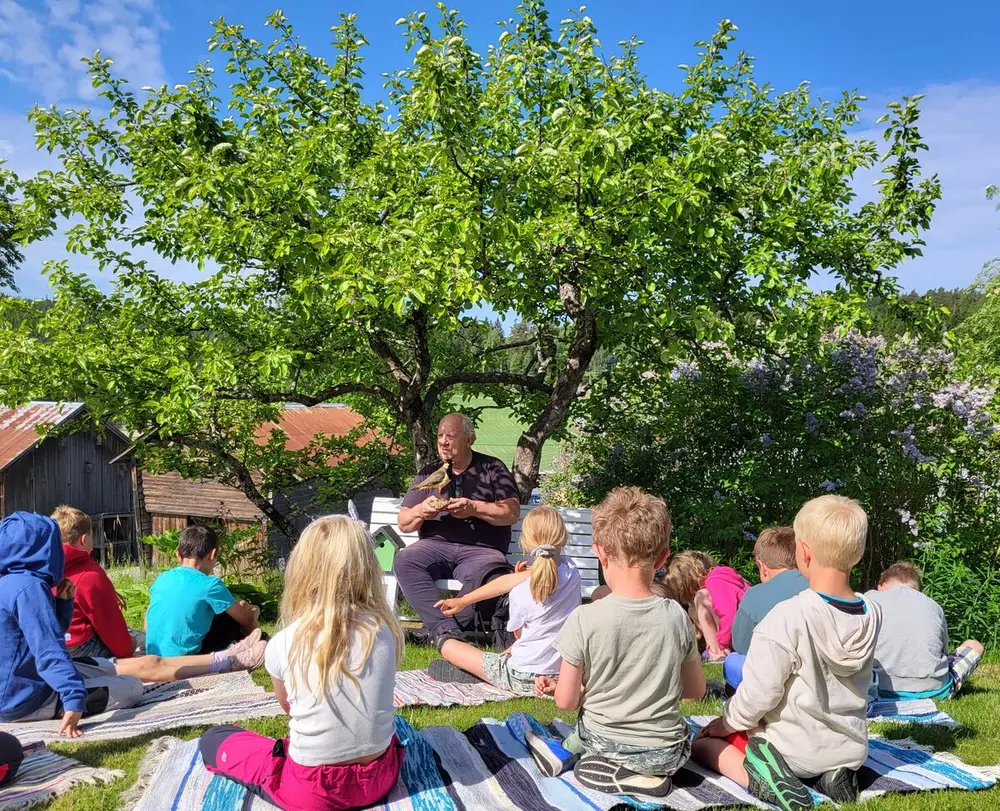 Skoleelever hører på Lorentz Moe fortelle om fugler