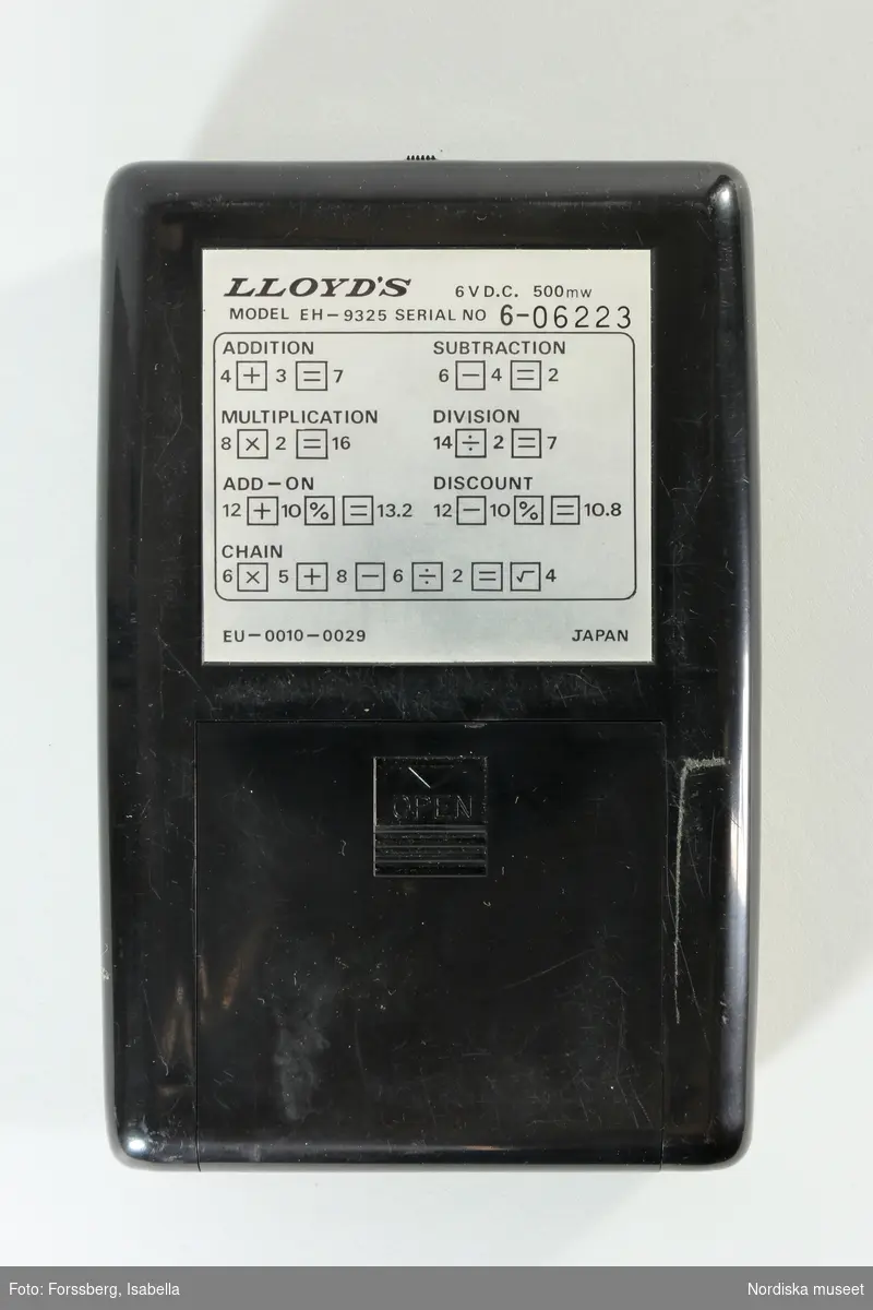 Katalogkort:
"Räknedosa japansk, plast.
Undersida svart, sidor grå, vita, svart och gröna tangenter. Batteridriven. På framsidan märkt 'Accumatic 50' och 'LLOYD'S', på baksidan silverfärgad etikett med text 'LLOYD'S 6 V D.C. 500 mw - Model EH-9325 Serial No 6-06223 - EU-0010-0029 Japan' samt schematisk beskrivning av sättet för användning.
Räknedosor har sedan ca 1974 använts vid undervisning av synskadade elever vid Alviksskolan.
L.B-y [= Laila Benedy]
20.6.78"