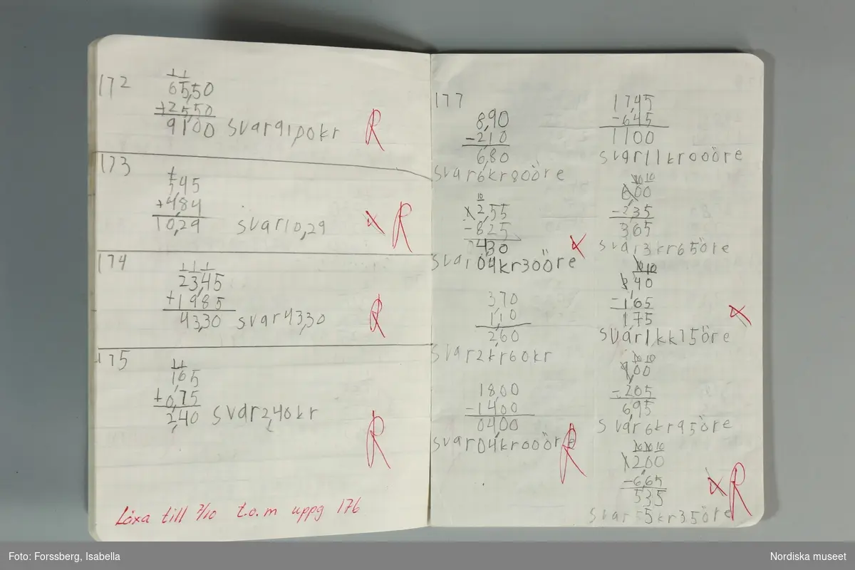 Enligt katalogkort:
a) "Räknehäfte med 24 rutade sidor, rött omslag med vitt cirkelmönster. - - - Esselte Studium."
b) "Två läroböcker i matematik: LundaSystemet, Matematik åk 3A, Lärobok, Skeab, Håkan Ohlssons, Arlöv 1980."