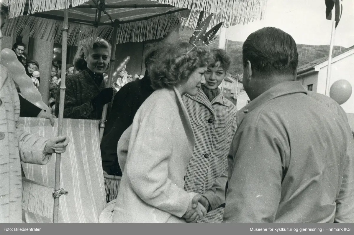 Nordkappfestivalen 1956. Nordkapp-prinsessen Greta Uttakleiv hilser på sjåførene Gunnar Fadum (skjult) og Per Malling. 29./30.06.1956.
