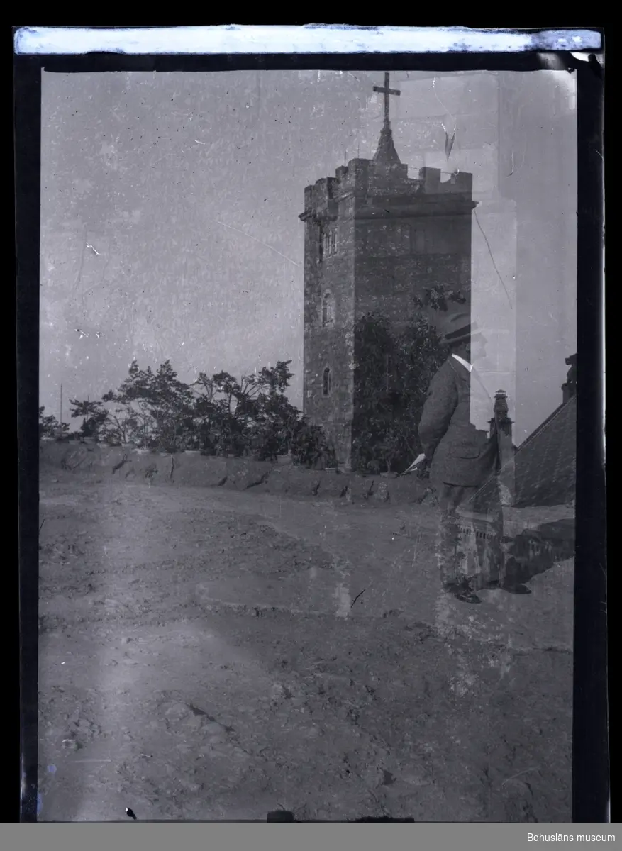 En person framför ett torn