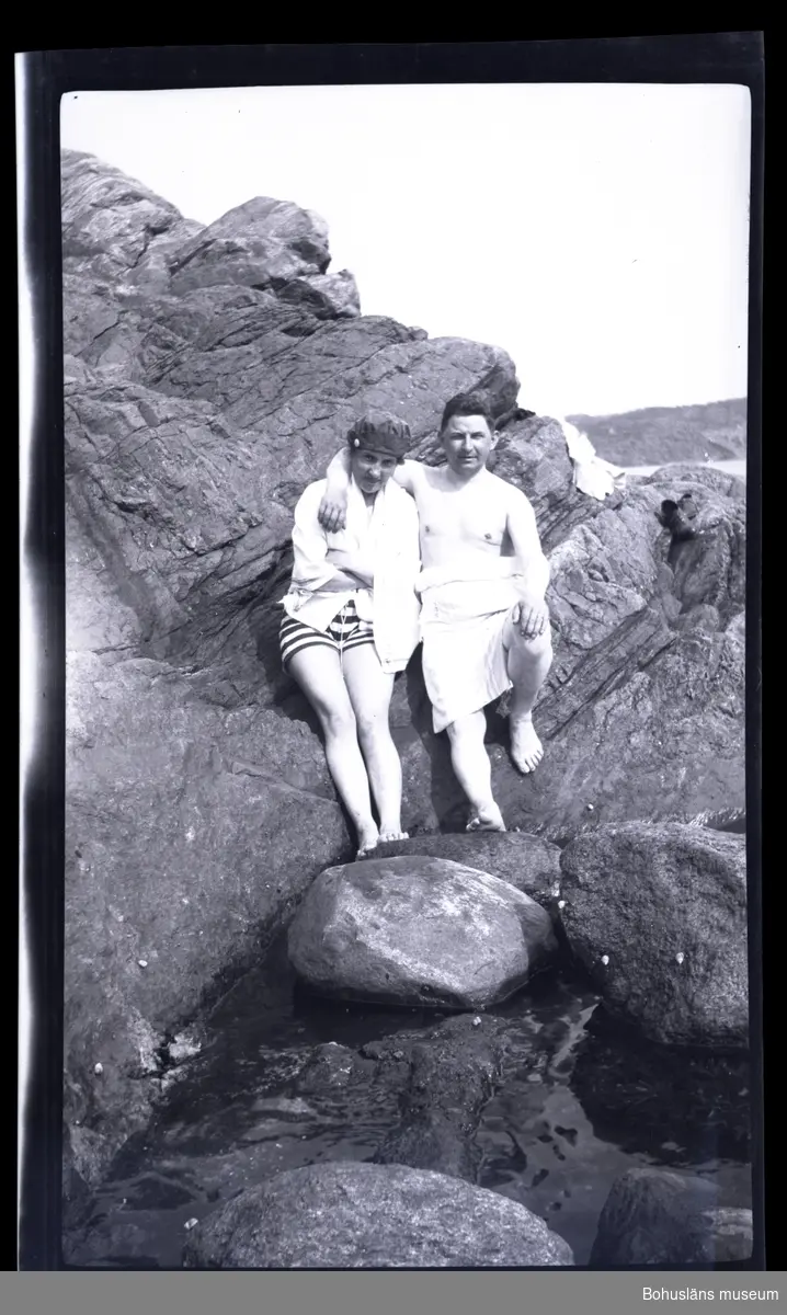 Två personer sittandes på en klippa.