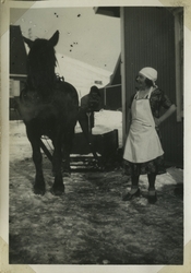 Kvinne og hest i Longyearbyen