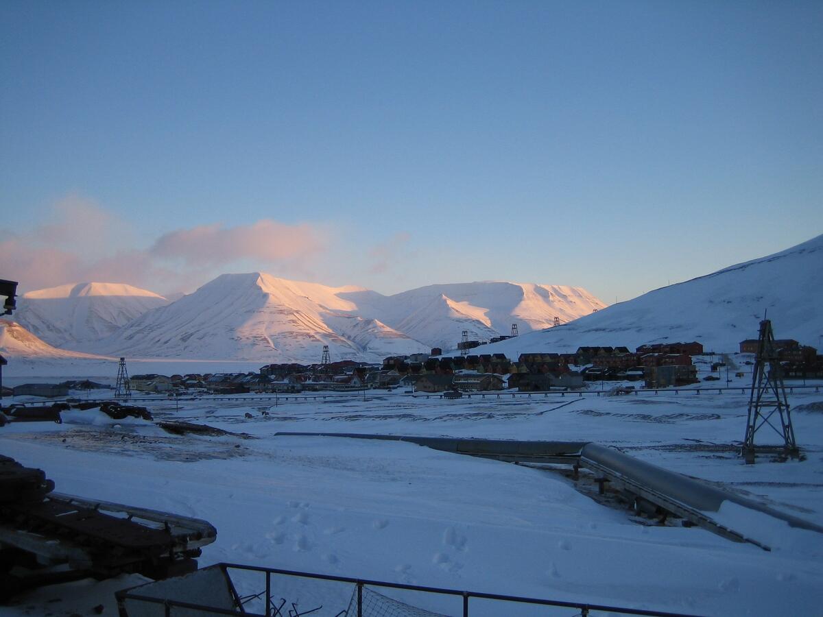 Sol på Operafjellet. Longyearbyen foran.