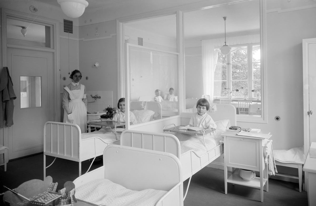 Sal i Linköpings barnsjukhus 1931. Den efterlängtade kliniken hade stått klart året före, tillkommet på initiativ av föreningen Östergötlands barn (FÖB).
