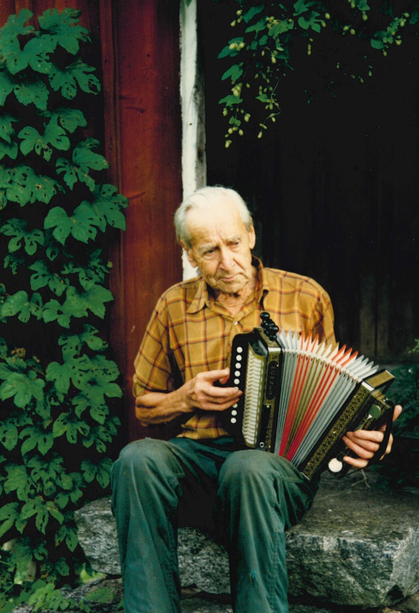 Inspelning med Oskar Andersson i Rönninga i Mangskog. Inom Folkmusikprojektet gjordes från 1976 och några år framåt, inspelningar på magnetband när spelmän berättar om sitt musicerande och spelar låtar på sina instrument. På några av inspelningarna förekommer även sång och dans.