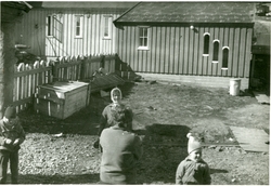 Barn i tunet i Sysselmannsgården, blant andre Peter og Sally