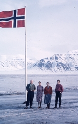 Flagget heist på hytta. 3 personer. Bilde fra Bjørnar Nilsen