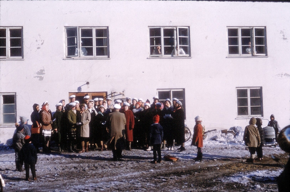 Sangkoret utenfor sykehuset. Bilde fra Bjørnar Nilsen, sønn av stiger Johannes Nilsen Støpseth som kom opp i 1948 og var her i 40 år.