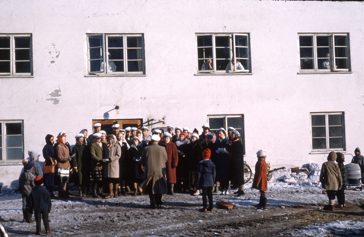 Sangkoret utenfor sykehuset. Bilde fra Bjørnar Nilsen, sønn av stiger Johannes Nilsen Støpseth som kom opp i 1948 og var her i 40 år.