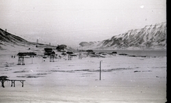 Oversiktsbilde over Gamle Longyearbyen og Skjæringa i mars 1