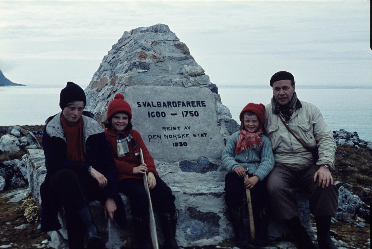 Solveig, Tone, Randi og Erling Nødtvedt ved monumentet i Magdalenefjorden i juli/august 1960