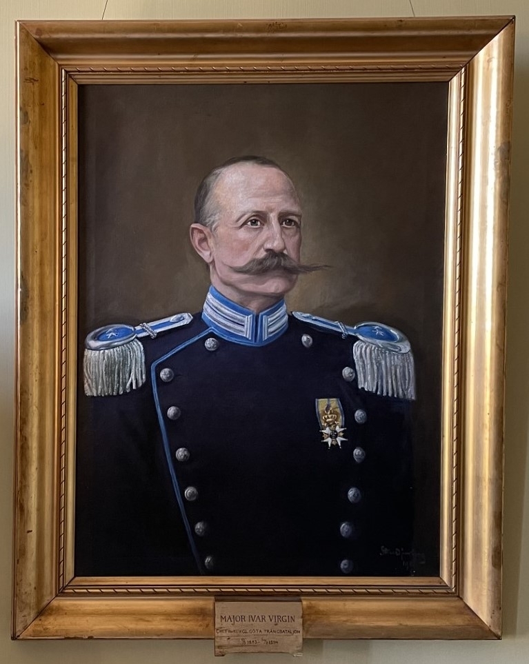 Sten Djurbergs porträtt från 1911 av major Ivar Adolf Virgin (1844-1920), chef för Göta trängbataljon 1893-1894. 
På tavlan har Virgin har överstelöjtnants gradbeteckning vilket han blev 1894 när han blev chef för Wendes trängbataljon.
Tavlan tillhör Göta trängregemente, T2.