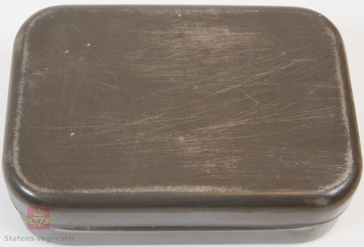 Metalleske med lokk som inneholder en trykkmåler og 4 nåler for bruk ved trykktesting. Måler er skalert til 100lbs.