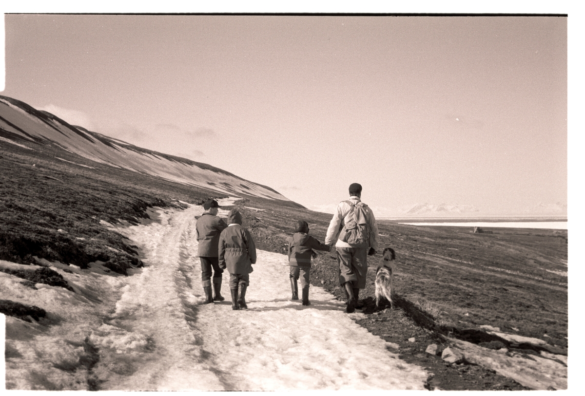 Familien Nødtvedt på turpå Burmaveien til Hotellneset 16. mai 1960. Jacob Kjøde og Norsel ved kaia.