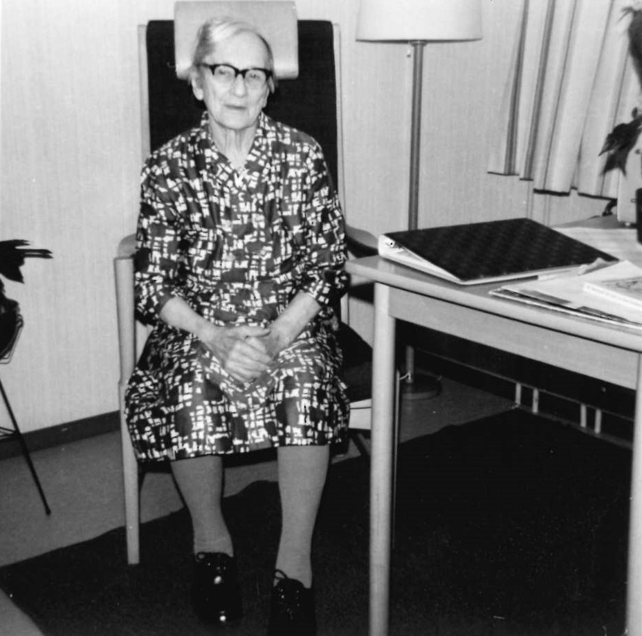 Inspelning med Gerda Bäck i Årjäng. Inom det så kallade Folkmusikprojektet gjordes från 1976 och några åt framåt, inspelningar på magnetband när spelemän berättar om sitt musicerande och spelar låtar på sina instrument. På några av inspelningarna förekommer även sång och dans.