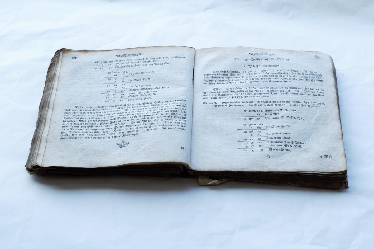 Styrmannens håndbok fra 1783. Fra Skeine. Innbundet i lær.