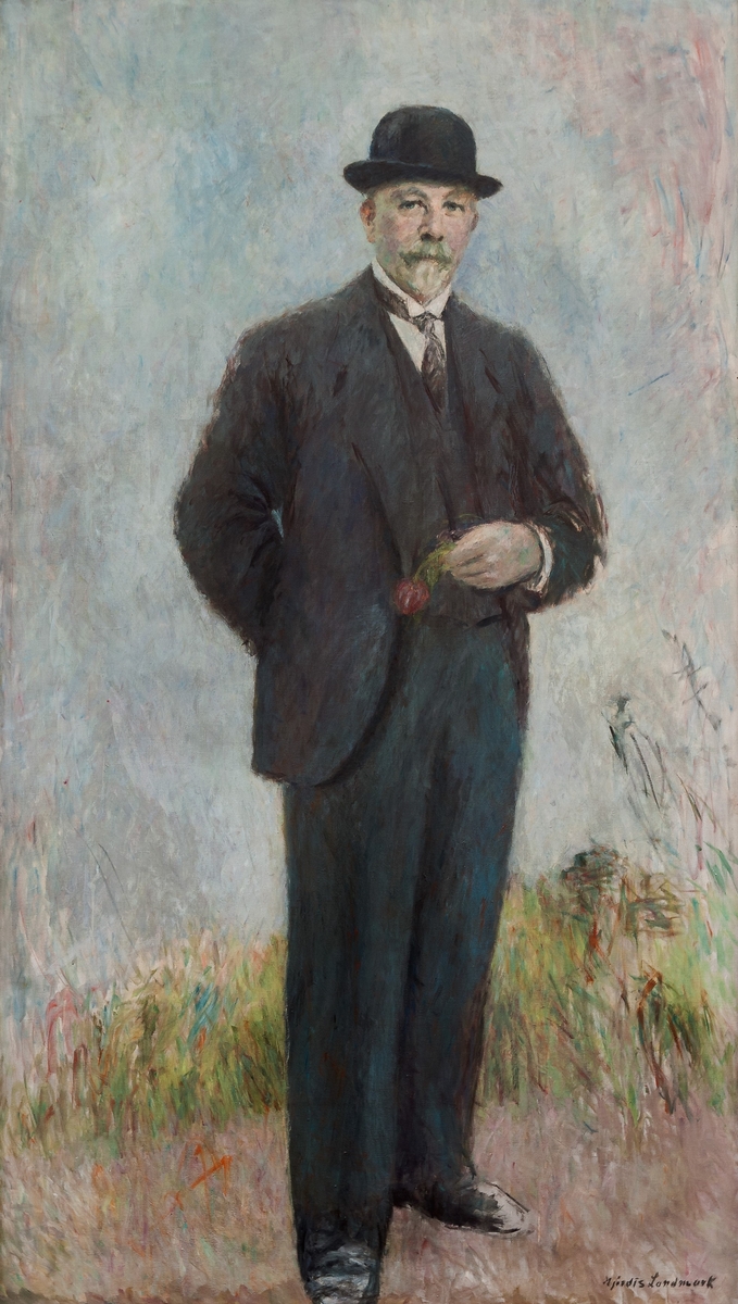 Posthumt portrett av Rasmus Meyer, bestilt av Bergen kommune for opphenging i museet. Meyer står i helfigur en face med en rød, vissen tulipan i venstre hånd og høyre hånd på ryggen.