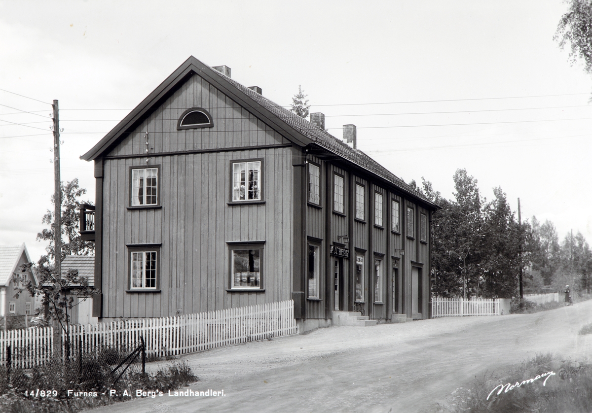 Postkort, Hamar, Ajer, Aluvegen 72, P. A. Berg kolonialforretning i krysset med Vognvegen, forretningen etablert i 1926,