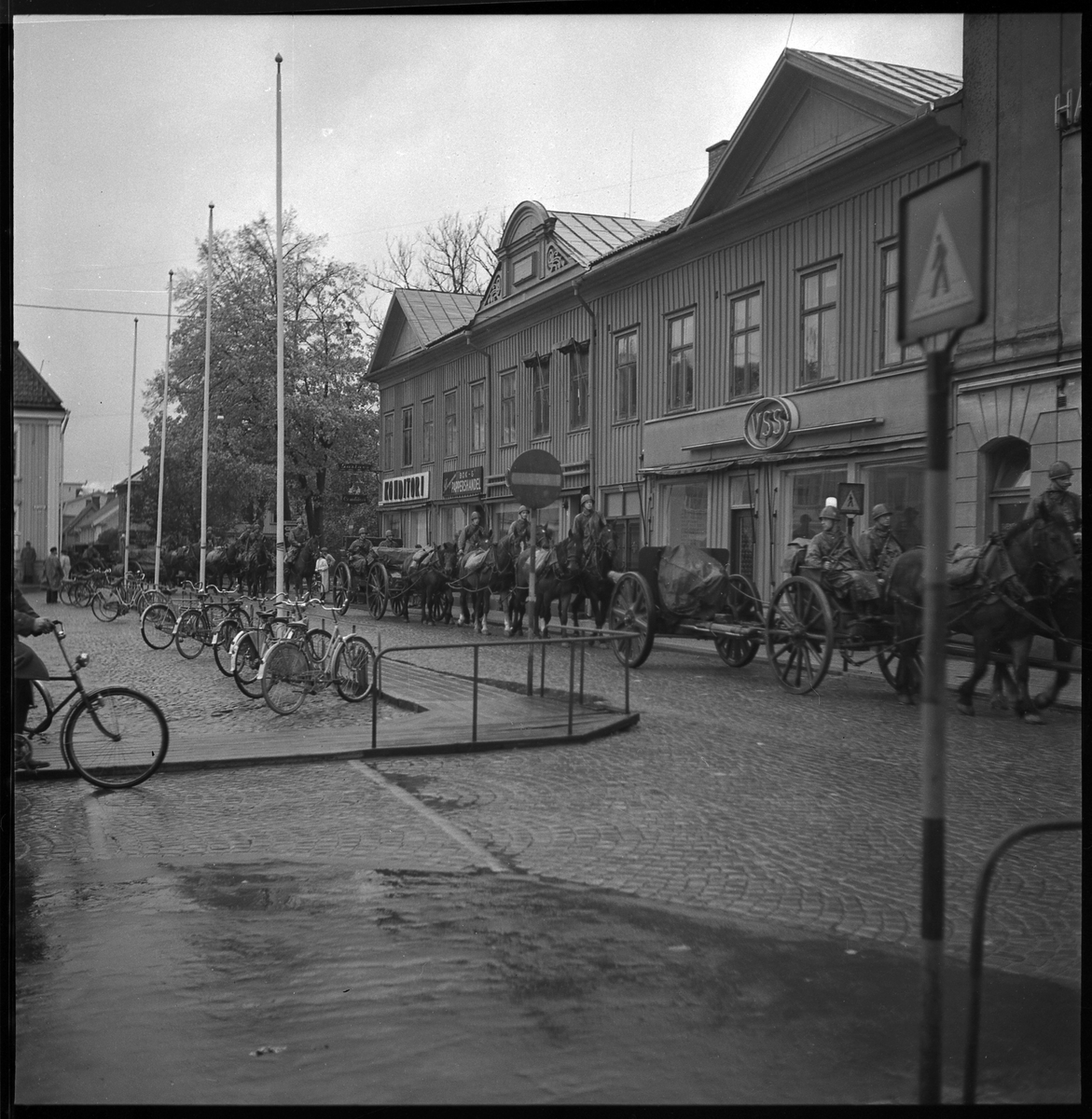 Soldater på marsch på Kungsgatan, 1940-50-tal