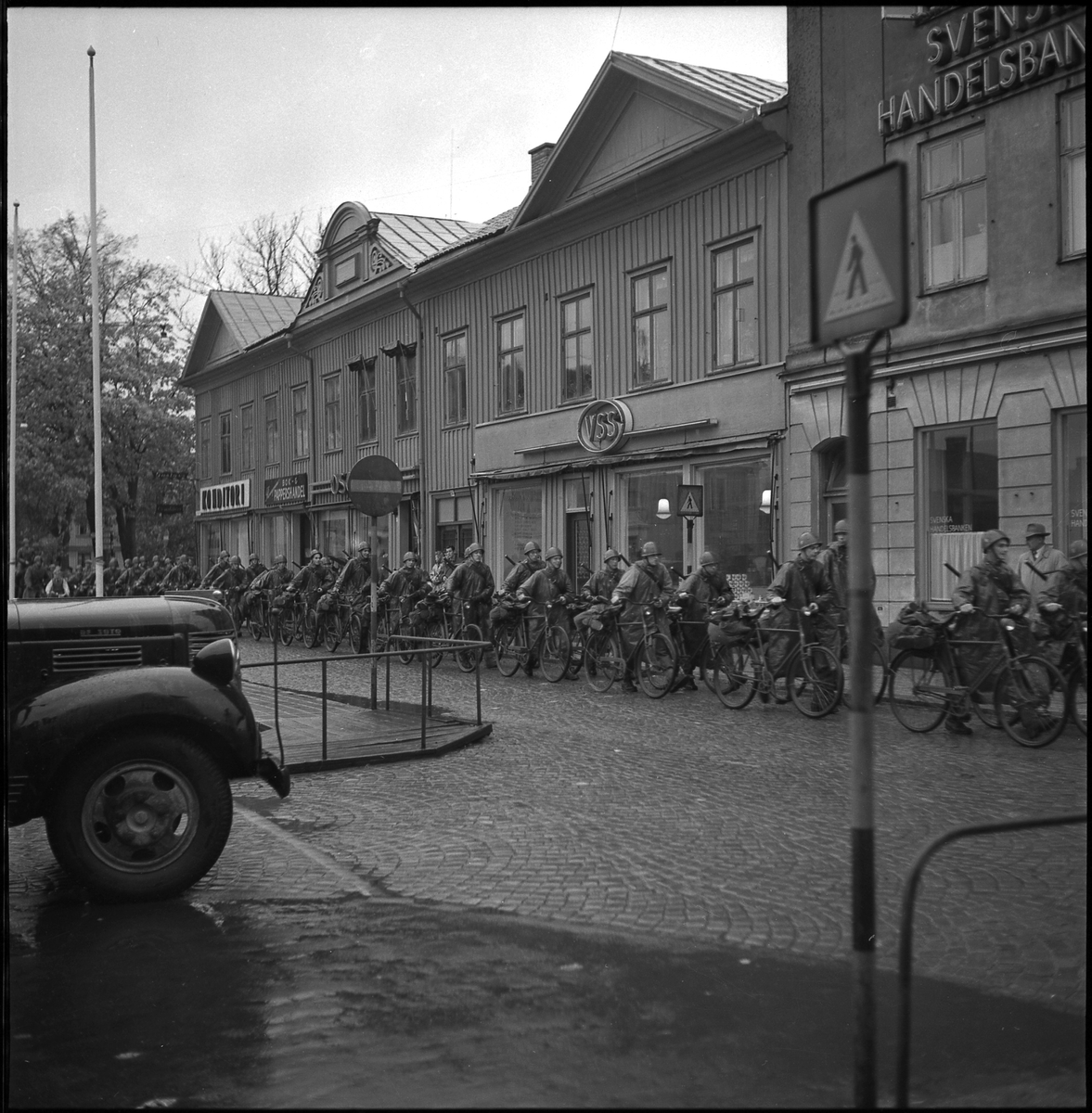 Soldater på marsch på Kungsgatan, 194050tal Alingsås museum