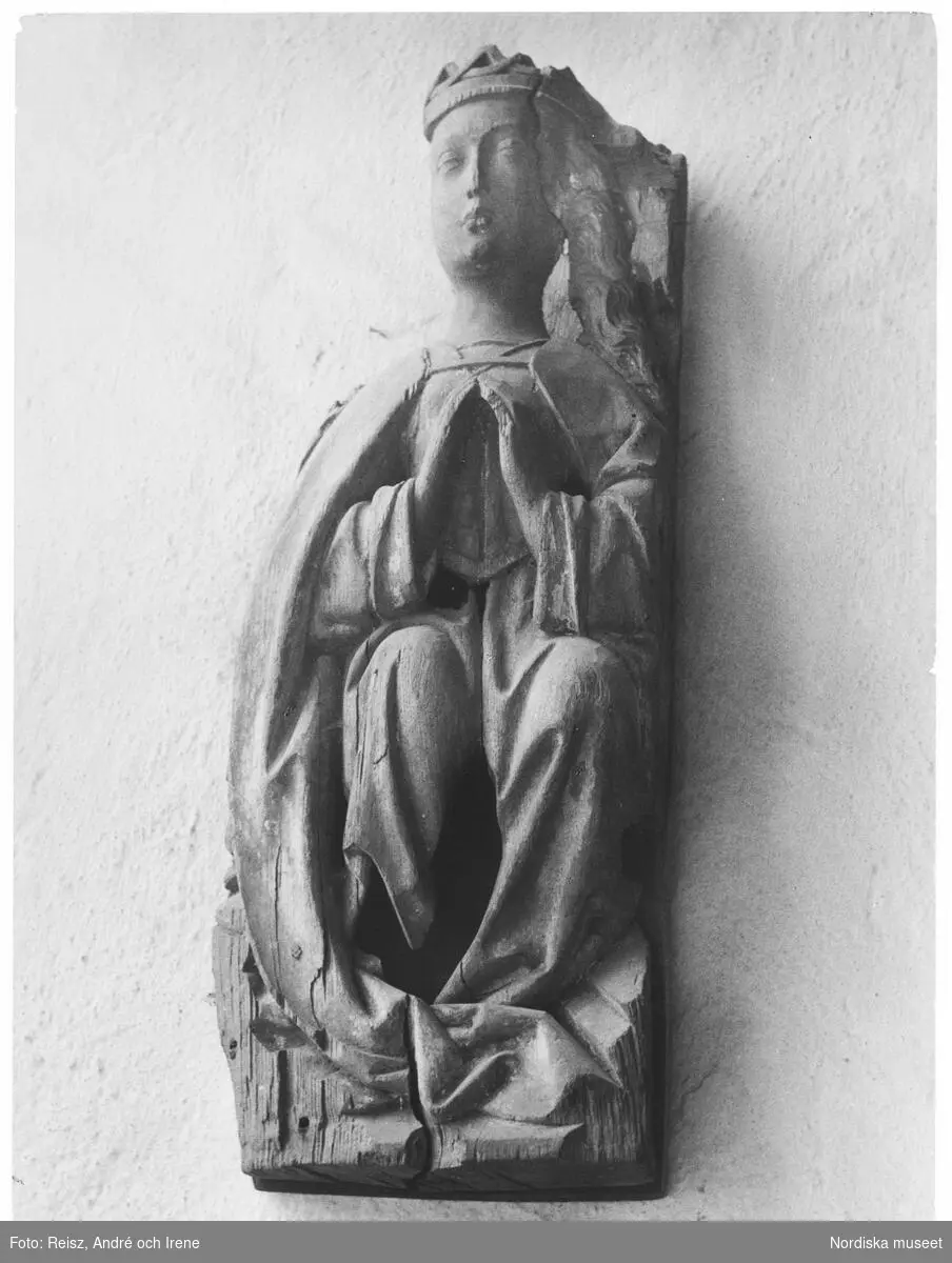 Västergötland. Madonnaskulptur i ek från 1400-talet i Södra Vings kyrka.